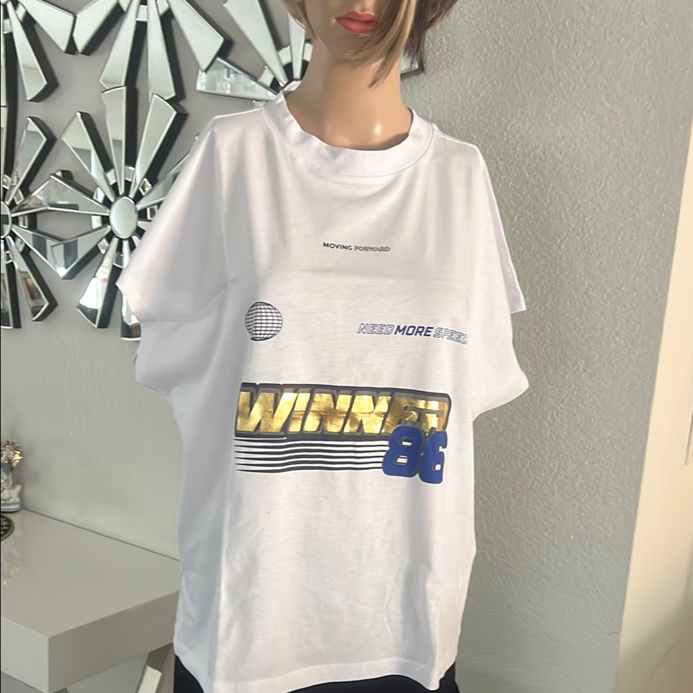 NWT (NOISY
MAY)White Graphic T-Shirt with Gold and Blue Accents,WINNER 86,size L